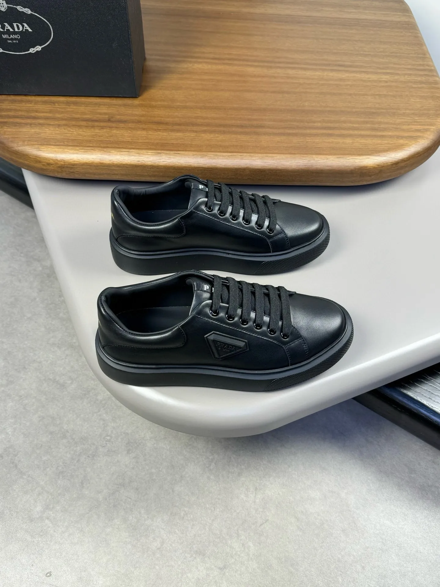Men's shoes 💰420 [New style] [PRADA] Prada - High-end quality original order - Upper: original 🔝 Nappa calfskin, shoe body sewn with brand plastic LOGO - Inner: water-dyed cowhide - Outsole: original TPU rubber foam; molded outsole - Super high quality control, fine workmanship: highlighted (high-end, luxury, grade) -Size: 39-44 (38, 45, can be customized)·PR0112